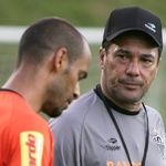 Vanderlei Luxemburgo conversa com Marques durante treino do Atlético, em fevereiro de 2010 - undefined