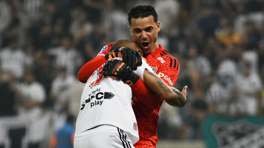 Patrick e Felipe Alves se abraçam após disputa de pênaltis entre São Paulo e Ceará - Kely Pereira / AFP