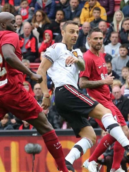 Dimitar Berbatov faz golaço em jogo de lendas entre Manchester United e Liverpool - Reprodução/Manchester United FC