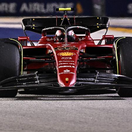 Carlos Sainz, da Ferrari, liderou o segundo treino livre do GP de Singapura -  Lillian SUWANRUMPHA / AFP