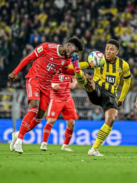 Davies, do Bayern, tem suspeita de concussão após levar chute no rosto - Sebastian Widmann/Bundesliga/Bundesliga Collection via Getty Images