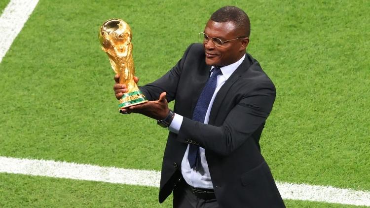 O ex-jogador francês Marcel Desailly com o troféu da Copa do Mundo antes da cerimônia de abertura, em 2022 O ex-jogador francês Marcel Desailly com o troféu da Copa do Mundo antes da cerimônia de abertura, em 2022