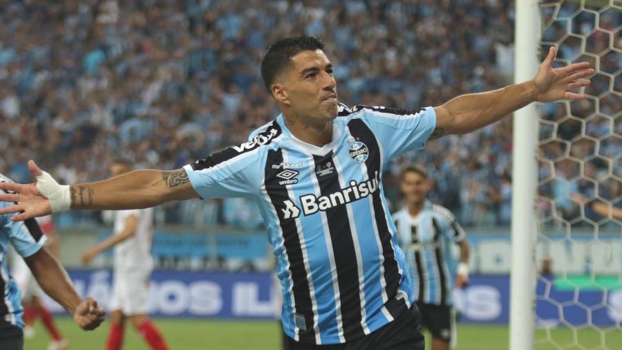 Suárez celebra gol marcado pelo Grêmio sobre o São Luiz -  ALVARO BUENO/PHOTOPRESS/ESTADÃO CONTEÚDO