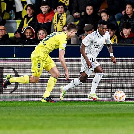 Vinícius Júnior é perseguido por Foyth em duelo entre Real Madrid e Villarreal, na Copa do Rei - Reprodução/Twitter/realmadrid