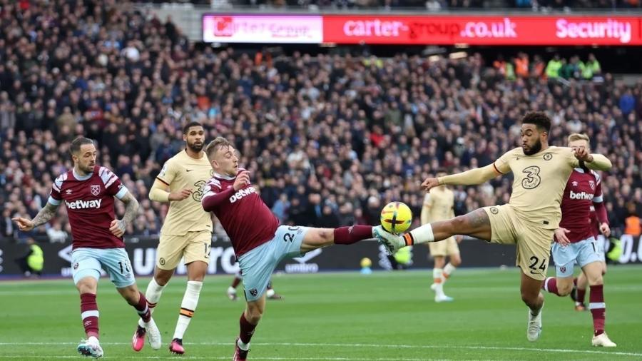 Bowen (West Ham) e Reece James (Chelsea) brigam pela bola em jogo no Campeonato Inglês - Divulgação/Premier League