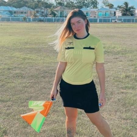 A influencer Debora Peixoto tem o sonho de se tornar bandeirinha de futebol profissional - Montagem/UOL