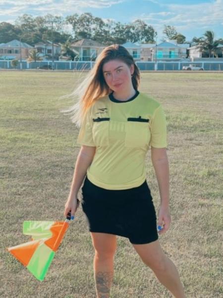 A influencer Debora Peixoto tem o sonho de se tornar bandeirinha de futebol profissional - Montagem/UOL