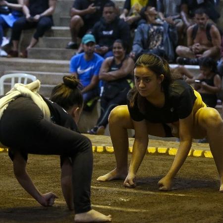 A lutadora Diana Dall"Olio (dir.) compete durante o Campeonato Bbrasileiro de Sumô - MIGUEL SCHINCARIOL / AFP