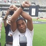 Ronaldinho se confunde e cruza os punhos em sinal errado - undefined