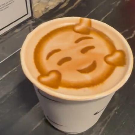 Jogadora dos EUA bebe café personalizado com imagem de emoji 