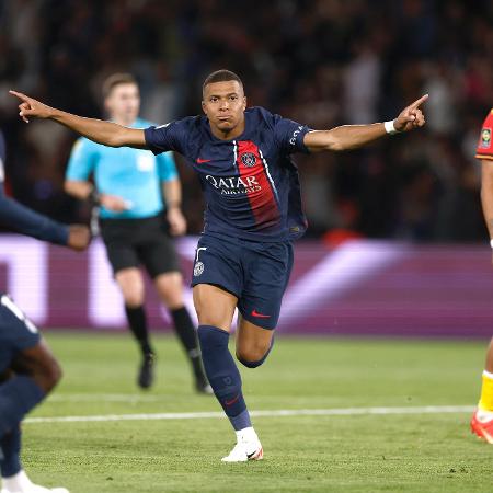 Mbappé comemorando gol contra o Lens pelo Campeonato Francês