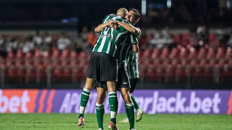 Slimani celebra gol do Coritiba sobre o São Paulo em partida do Campeonato Brasileiro