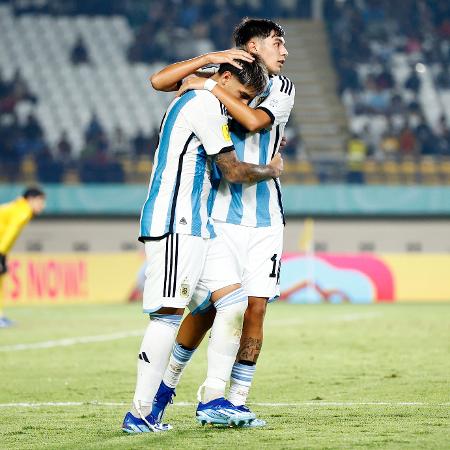 Jogadores da Argentina celebram gol sobre a Venezuela na Copa do Mundo sub-17