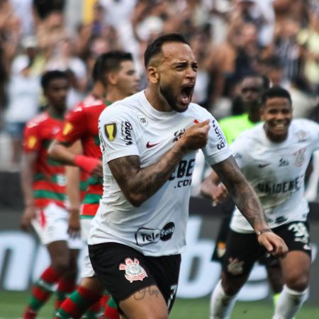Maycon, do Corinthians, comemora após marcar no jogo contra a Portuguesa, pelo Campeonato Paulista