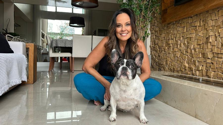 Fabiola Andrade com sua cachorrinha Maia, que chegou na vida da jornalista graças a Edu