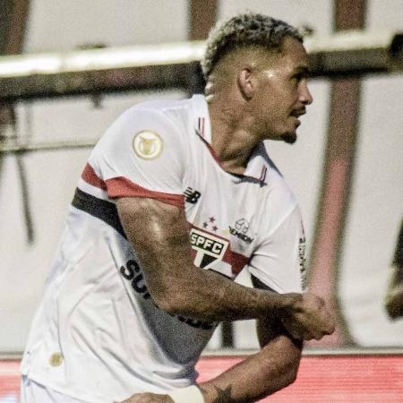 Luciano celebra gol em Vitória x São Paulo, partida do Campeonato Brasileiro