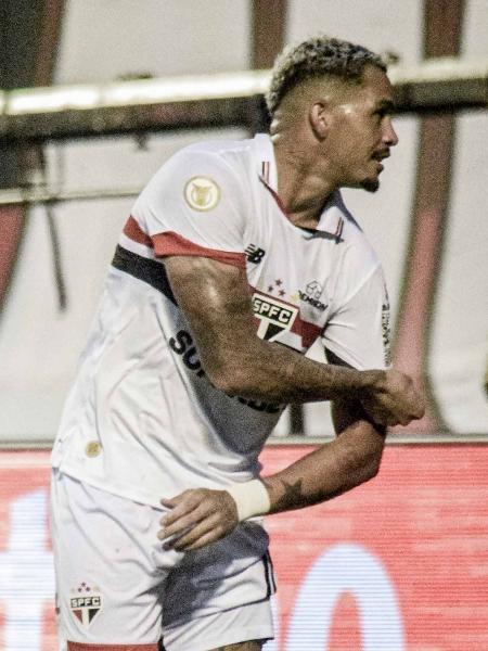Luciano celebra gol em Vitória x São Paulo, partida do Campeonato Brasileiro