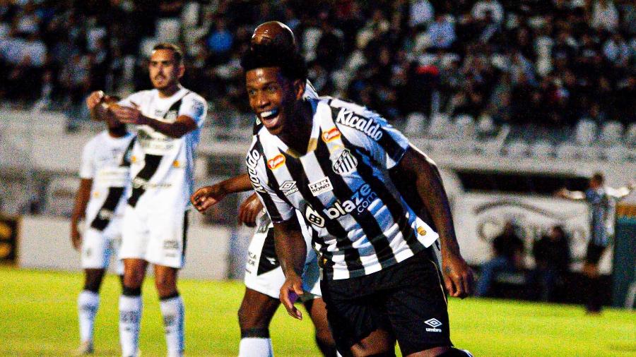 Gil celebra gol em Ponte Preta x Santos, jogo da Série B