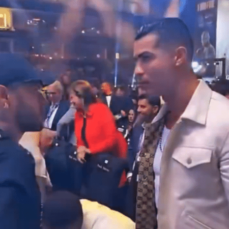 Neymar e Cristiano Ronaldo durante luta entre Oleksandr Usyk e Tyson Fury, na Arábia