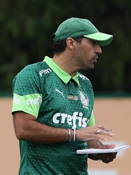 Abel Ferreira durante treino do Palmeiras nesta terça (21)