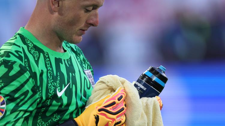 Jordan Pickford, goleiro da Inglaterra, levou uma 'cola' em sua garrafa com a lista de batedores de pênalti da Suíça 