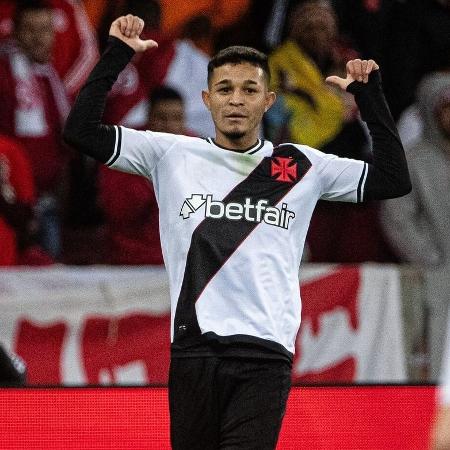 Adson, do Vasco, celebra gol sobre o Inter em jogo do Campeonato Brasileiro