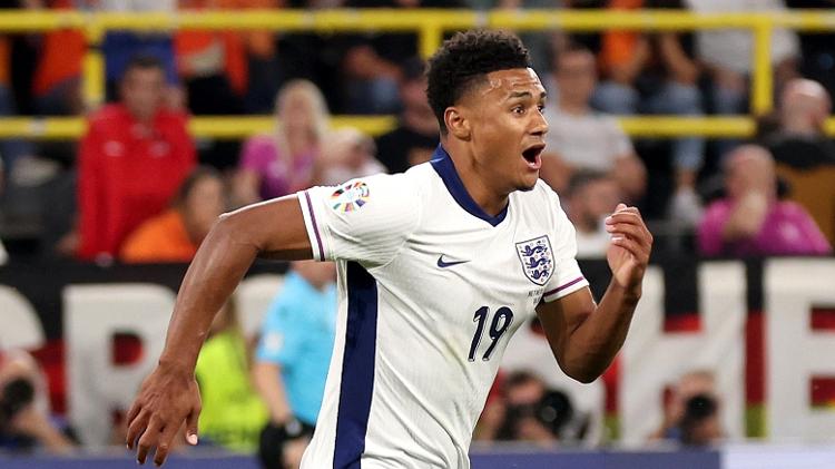 Ollie Watkins, da Inglaterra, celebra gol marcado sobre a Holanda em jogo da Eurocopa