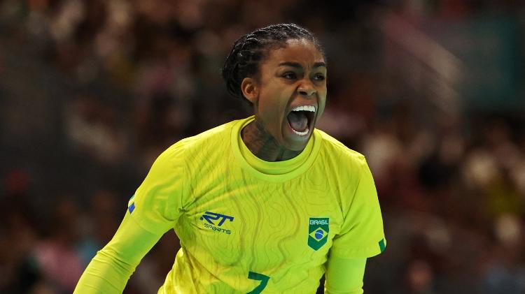 Bruna de Paula comemora durante jogo do Brasil contra a Espanha, pelo handebol feminino nas Olimpíadas de Paris