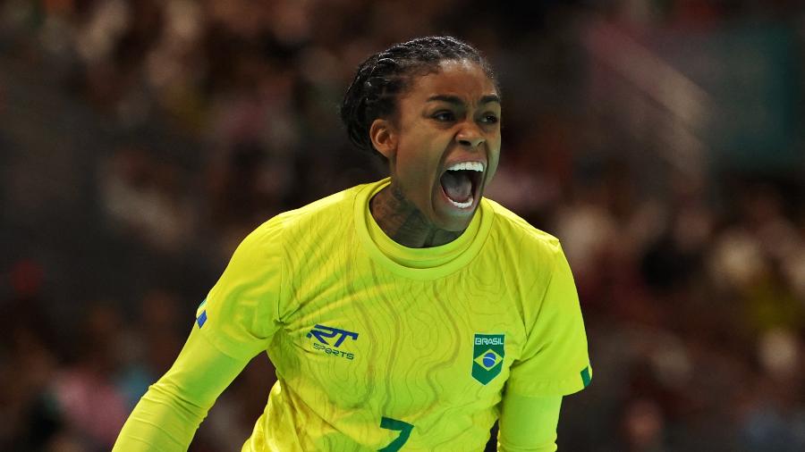 Bruna de Paula comemora durante jogo do Brasil contra a Espanha, pelo handebol feminino nas Olimpíadas de Paris