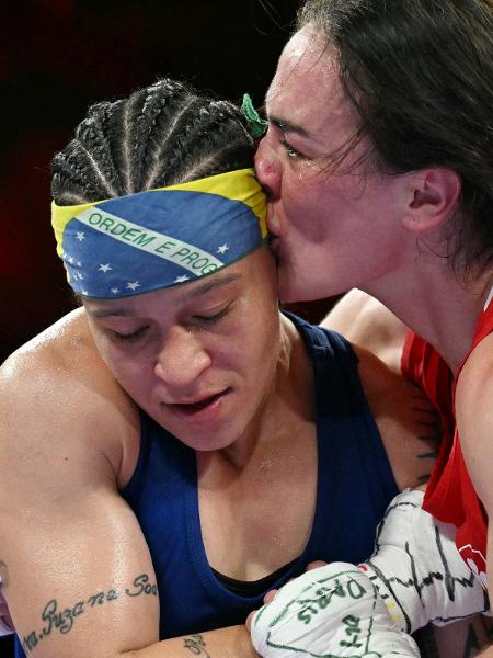 Kellie Harrington beija Beatriz Ferreira após semifinal do boxe nas Olimpíadas