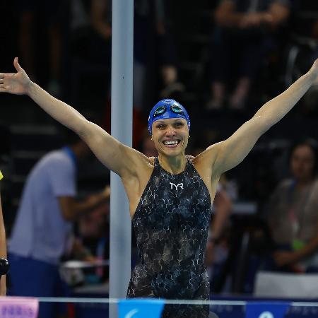 Carol Santiago celebra após conquistar o ouro nos 100m costas da classe S12 das Paralimpíadas