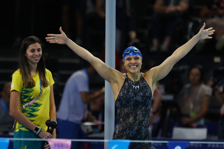 Carol Santiago celebra após conquistar o ouro nos 100m costas da classe S12 das Paralimpíadas