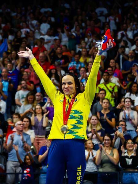 Carol Santiago celebra ouro dos 100m costas nos Jogos Olímpicos de Paris