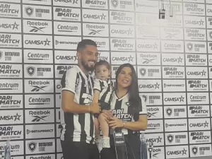 Alex Telles é apresentado no Botafogo com 'momento fofura' da filha