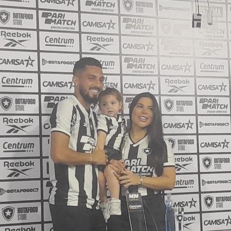 Alex Telles com esposa e filha durante apresentação oficial no Botafogo