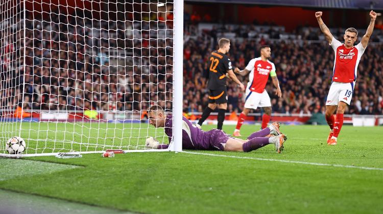 Riznyk deu azar no gol de Martinelli durante Arsenal x Shakhtar, duelo da Champions League