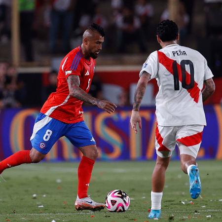 Arturo Vidal, do Chile, e Peña, do Peru, durante jogo das Eliminatórias Sul-Americanas