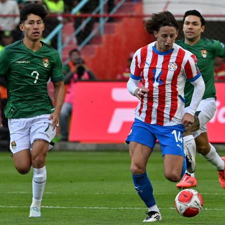 Galarza e Miguelito em ação durante jogo entre Bolívia e Paraguai pelas Eliminatórias - AIZAR RALDES/AFP