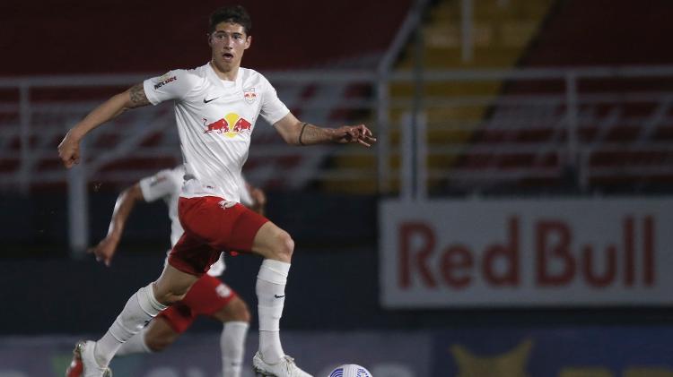 Emiliano Martínez em ação durante jogo entre Bragantino e Chapecoense pelo Brasileirão de 2021