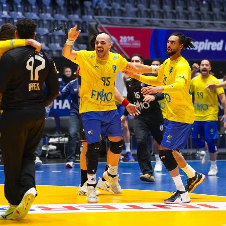 O lateral-direito do Brasil, Gustavo Rodrigues, comemora com os companheiros de equipe após a vitória sobre a Espanha no Campeonato Mundial de Handebol Masculino, em Oslo, Noruega. - Beate Oma Dahle / NTB / AFP