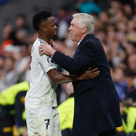 Vinicius Junior e Carlo Ancelotti se abraçam: final contra o Barcelona é chance de mudar temporada