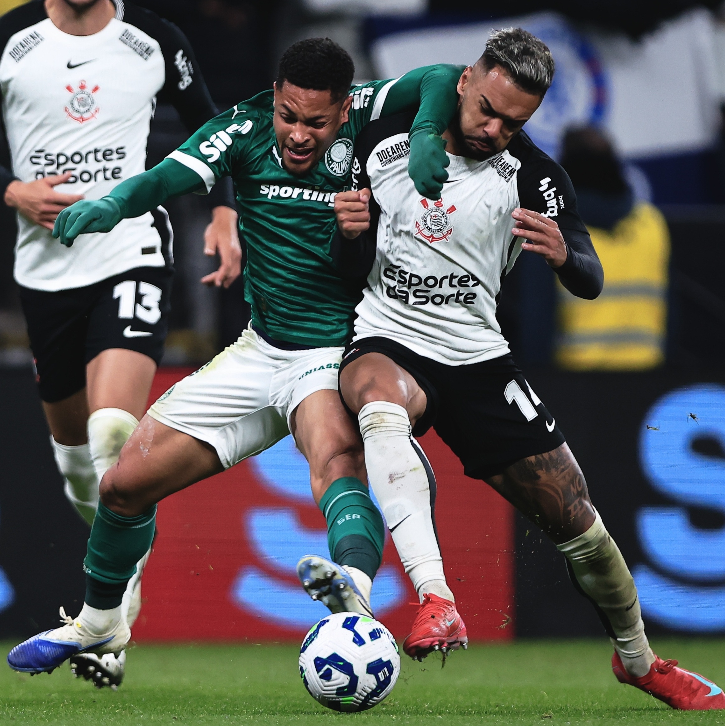 Palmeiras e Corinthians têm mesma estratégia e são salvos por poupados