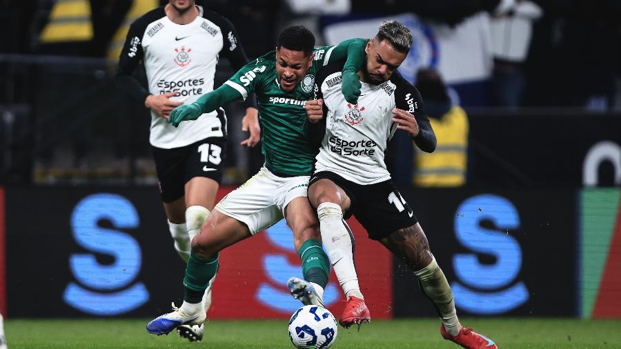 Vitor Roque, do Palmeiras, e Raniele, do Corinthians, disputam a bola durante jogo da Copa do Brasil Vitor Roque, do Palmeiras, e Raniele, do Corinthians, disputam a bola durante jogo da Copa do Brasil