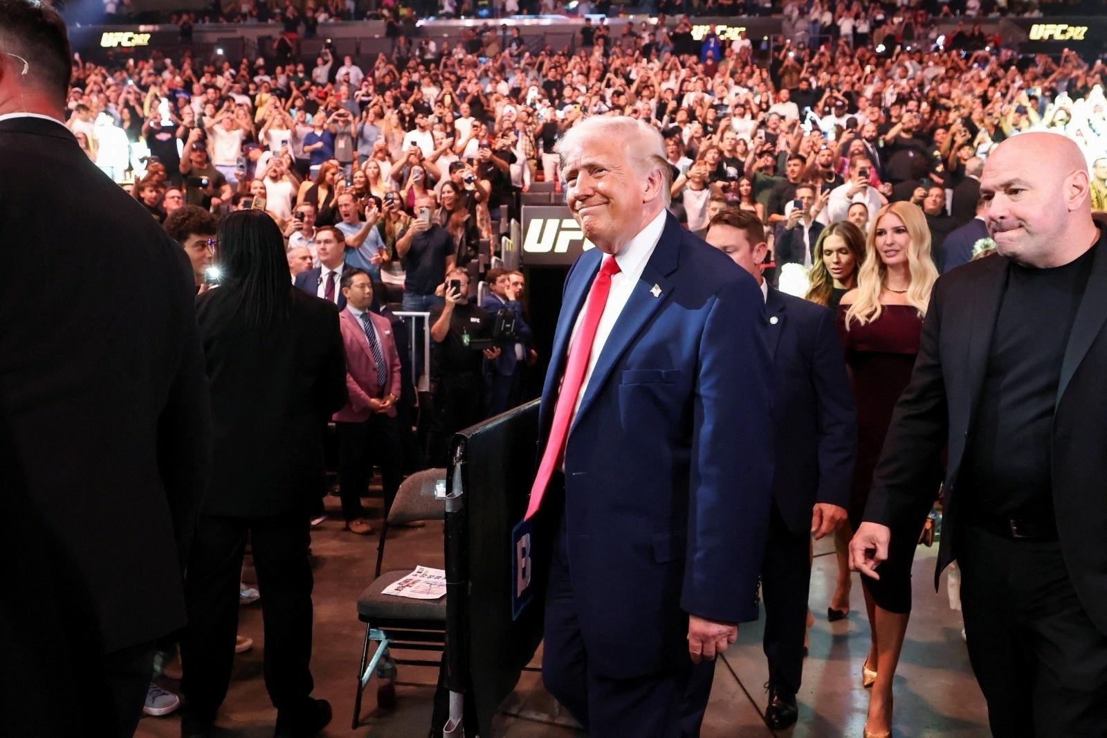 Donald Trump ai ao UFC ao lado de Dana White - undefined