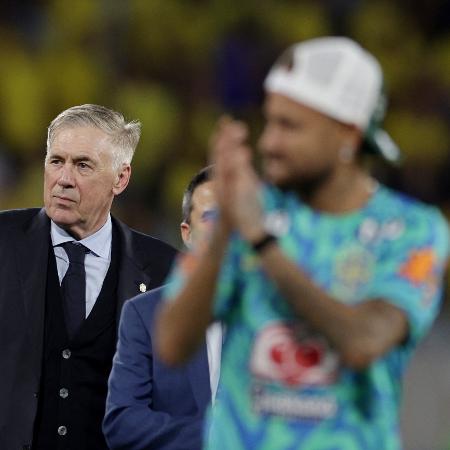 Carlo Ancelotti, técnico da seleção brasileira, observa enquanto Neymar aparece à frente na imagem Carlo Ancelotti, técnico da seleção brasileira, observa enquanto Neymar aparece à frente na imagem