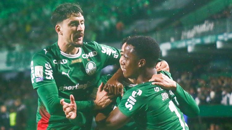 Jogadores do Palmeiras comemoram gol marcado por Maurício contra o Coritiba