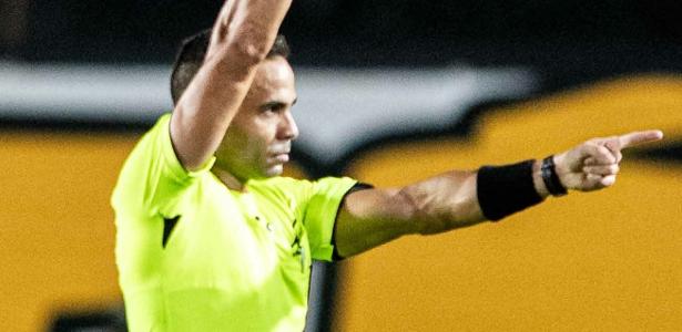Cotovelada e expulsões: ex-árbitros analisam lances de Vitória x Palmeiras
