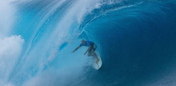 Aos 54 anos, Kelly Slater dá show, atropela e elimina Medina em Teahupo'o