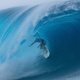 Aos 54 anos, Kelly Slater d&aacute; show, atropela e elimina Medina em Teahupo'o