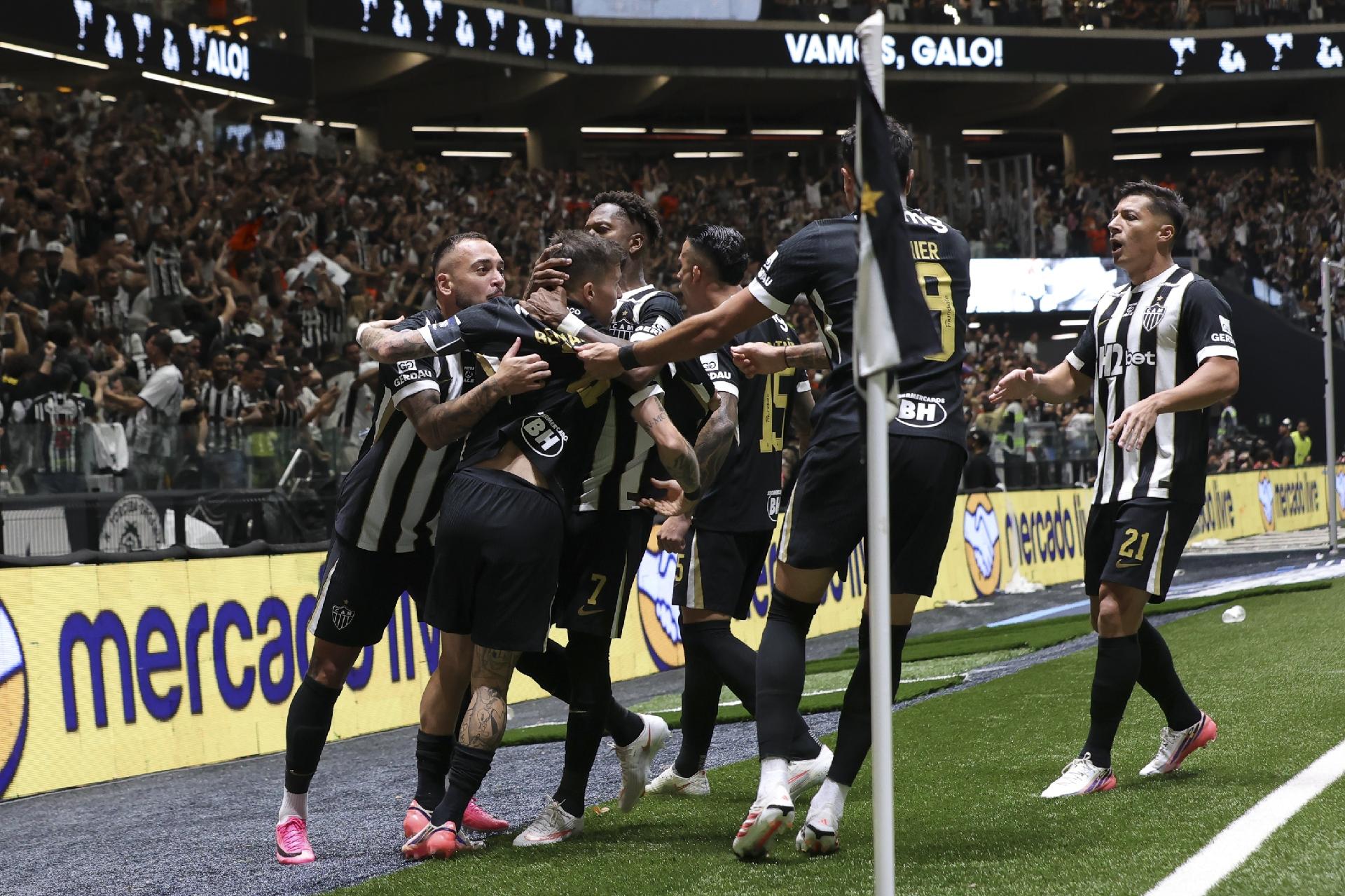 Jogadores do Atlético-MG celebram gol sobre o Santos em duelo da Sul-Americana - undefined